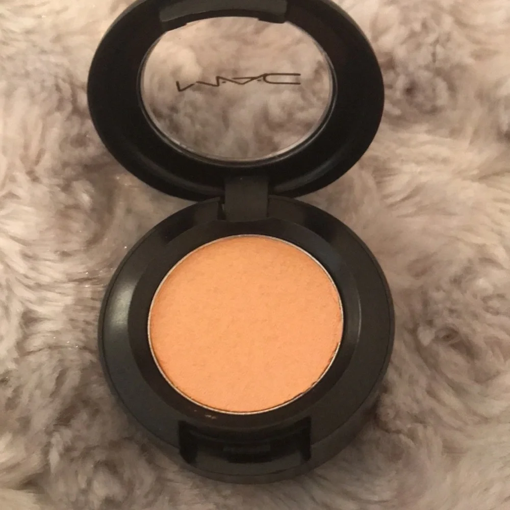 MAC Eye Shadow in Motif! BNIB - Picture 4 of 8